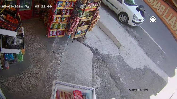 Bakkaldan cips çalan karga suçüstü yakalandı! Etrafı kolaçan etti paketi alıp kaçtı - Resim: 7